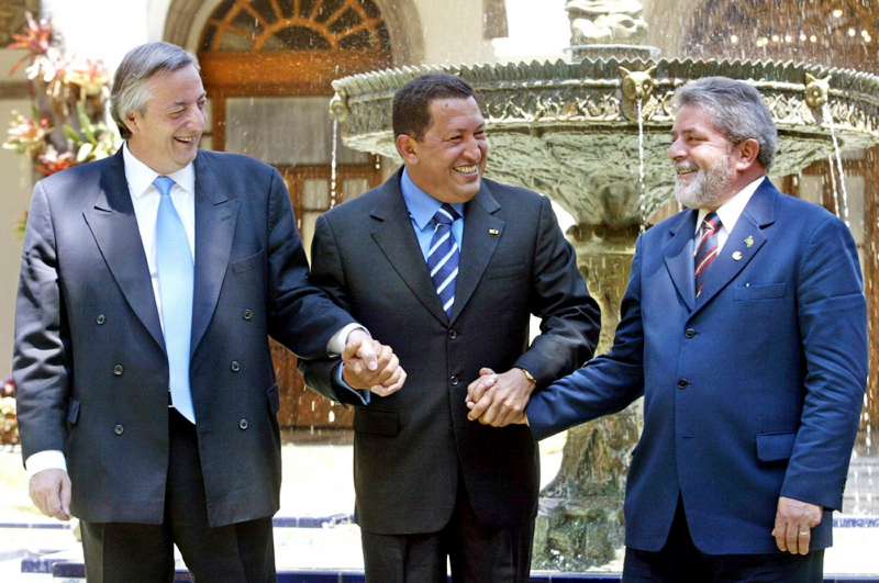 Néstor Kirchner, Hugo Chávez y Luiz Inacio Lula da Silva, juntos en una reunión del G15 en Caracas, en febrero de 2004. 