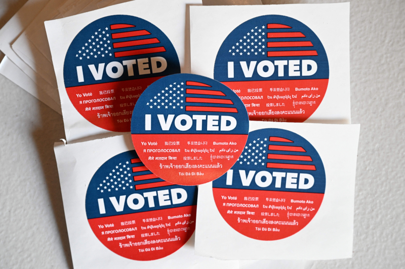 Pegatinas de "he votado", que se entregan a los electores cuando han ejercido su derecho, en un colegio electoral de Los Ángeles, el pasado 1 de noviembre. 