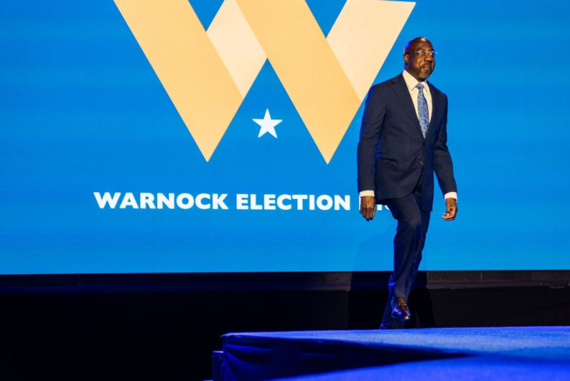 El candidato demócrata a senador por Georgia, Raphael Warnock, durante la noche electoral del 8 de noviembre en Atlanta.