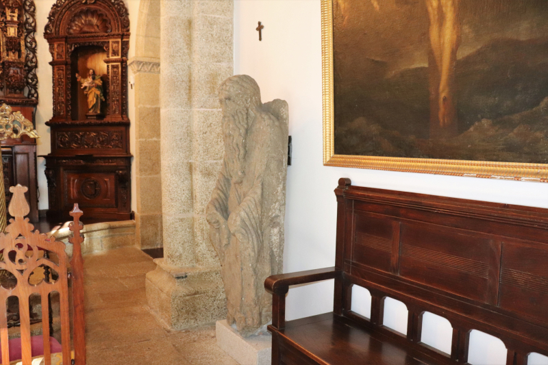 Una de las estatuas del Mestre Mateo, en el interior de la capilla del pazo de Meirás