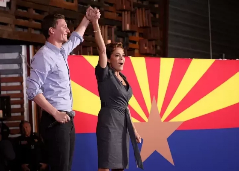 La candidata republicana a gobernadora de Arizona, Kari Lake, y el candidato al Senado, Blake Masters, se levantan los brazos en un acto de campaña el 5 de noviembre en Arizona.