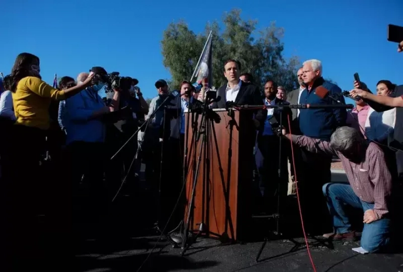 El exfiscal general de Nevada, Adam Laxalt, habla con los medios de comunicación durante una rueda de prensa ante los miembros de Donald J. Trump for President, Inc. el 5 de noviembre en Las Vegas.