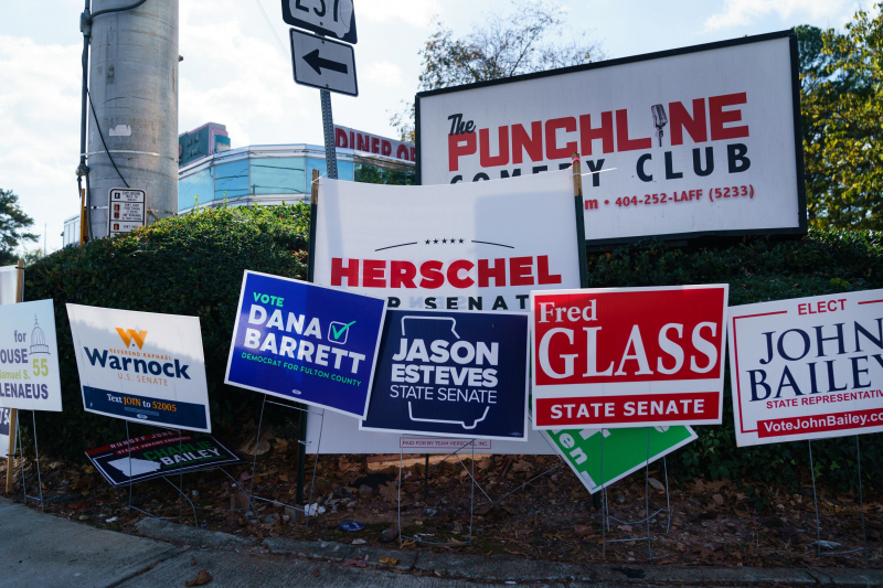 Cartelería electoral instalada en una calle de Atlanta