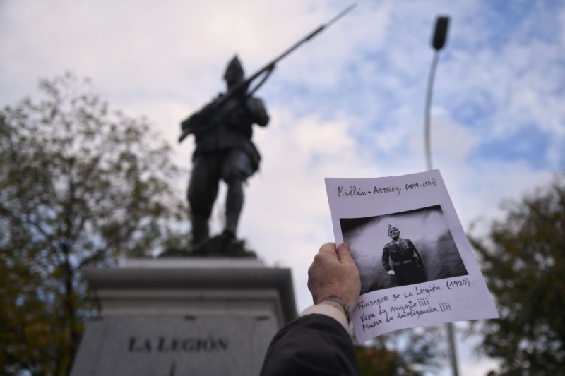 Un hombre sostiene una fotografía de Millán Astray durante el acto de inauguración de la estatua en honor a La Legión en el Paseo de la Castellana.