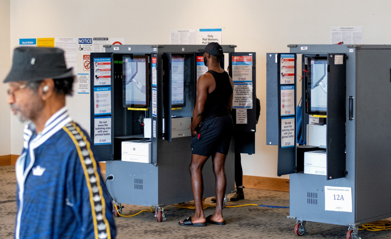 Votantes de Georgia ejercen su derecho al voto.