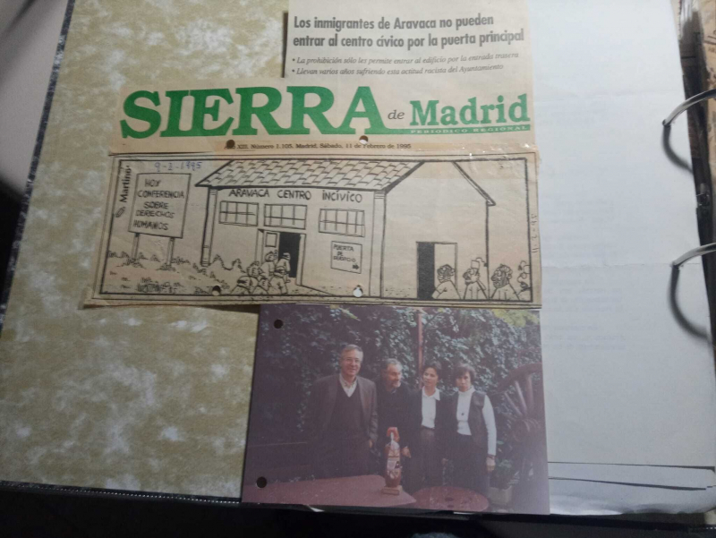 'Aravaca centro incívico', viñeta publicada en el diario 'Sierra', junto con un recorte de prensa que recuerda que los migrantes tenían vetado el paso por la puerta principal al centro social, en 1995.