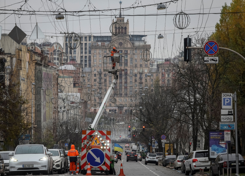 Un trabajador coloca adornos de Navidad en el centro de Kiev, esta mañana. 