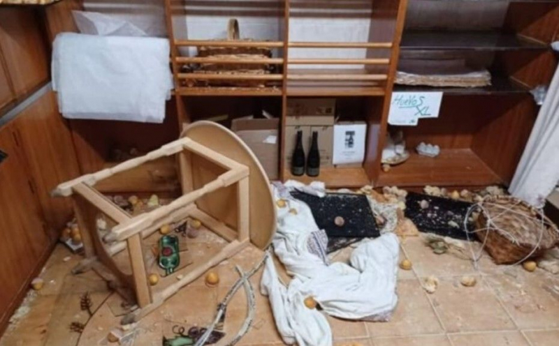El estado de la panadería Torres tras el paso de una vaquilla.