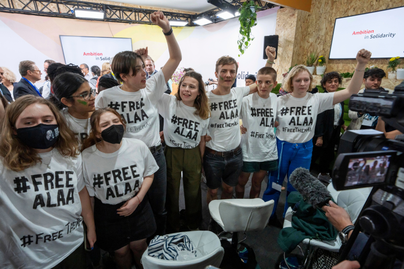 #FreeAlaa, en la camiseta de unos activistas climáticos en Sharm El Sheikh, durante la COP. 