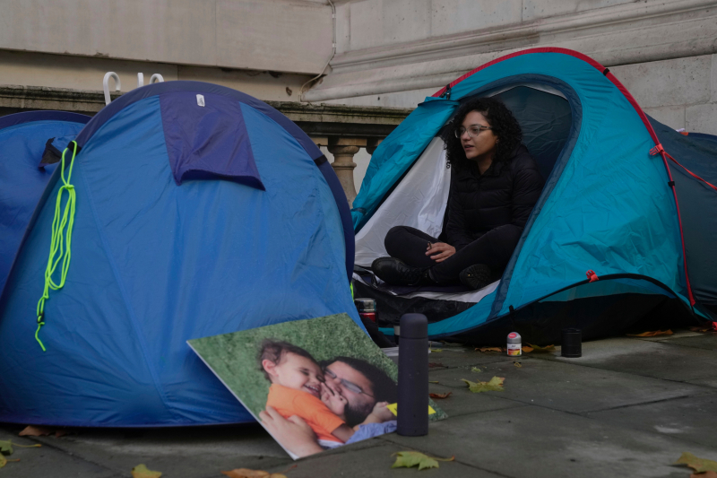 Sanaa Seif, hermana del activista, protestando ante el Ministerio de Exteriores de Reino Unido, en Londres, el pasado 1 de noviembre. 