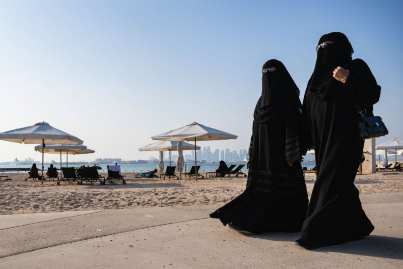 Dos mujeres pasean por Doha, en Dakar, el 13 de noviembre.