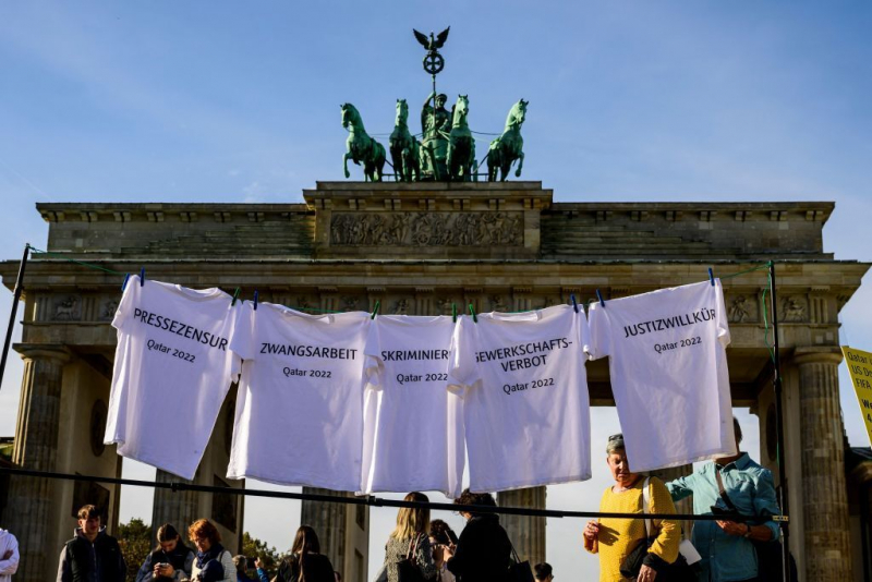 Protesta en Alemania donde se denuncia el "trabajo esclavo" en Qatar.