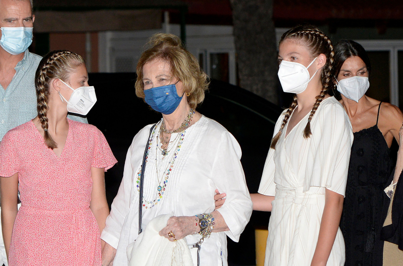 La reina Sofía con sus nietas.