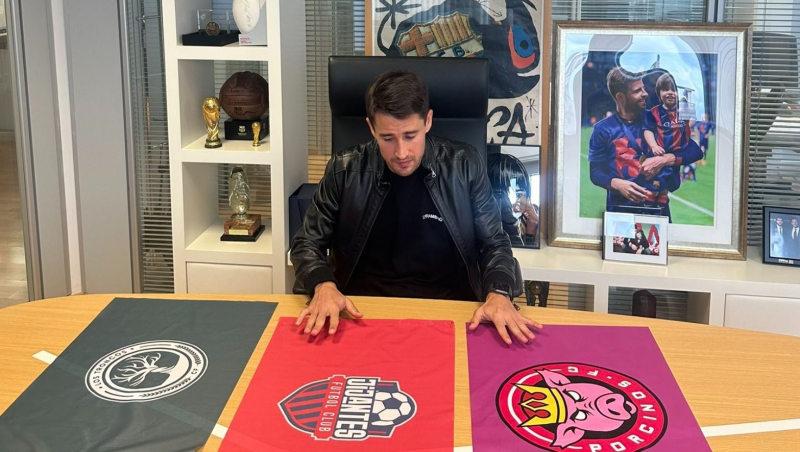 Bojan Krkić decidiendo en qué equipo jugará en la Kings League.