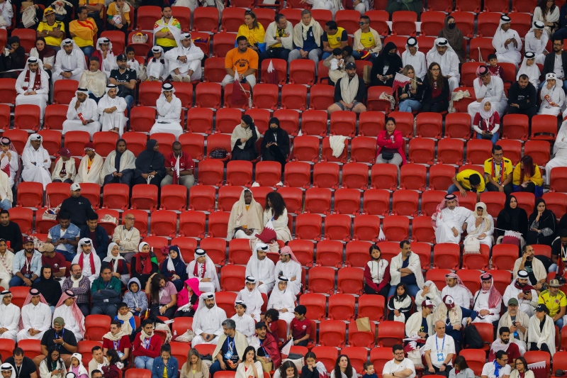 Triste aspecto del estadio Al-Bayt en el duelo inaugural de Qatar