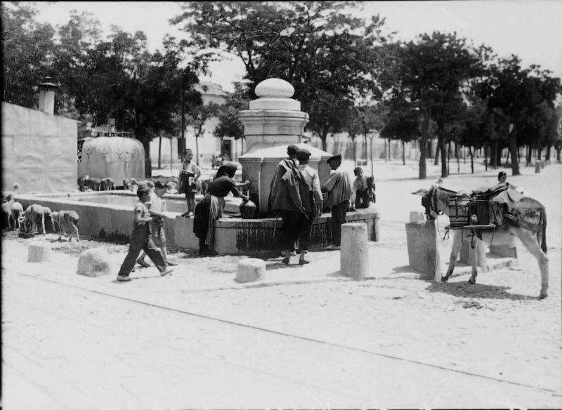 Varias personas se refrescan en el Puente de Puente de Vallecas en 1935, cuando el municipio aún no tenía alcantarillado. 