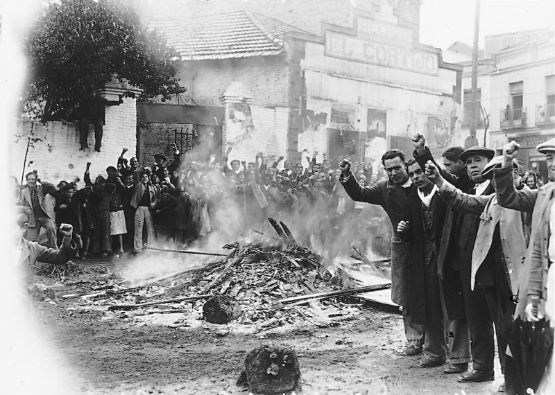 En 1936, tras la victoria del Frente Popular, algunos vecinos vallecanos que no lo han digerido queman el mobiliario con el puño en alto. 
