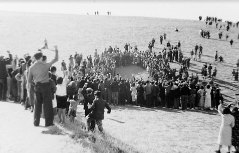 6 de noviembre de 1936. Los vecinos observan orgullosos los restos de un avión franquista de reconocimiento por Vallecas derribado por milicianos republicanos. 