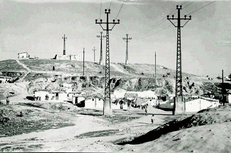 Una de las laderas del Cerro del Tío Pío en 1958. Casas bajas y cuevas excavadas en la tierra eran el habitáculo de muchos vecinos. 