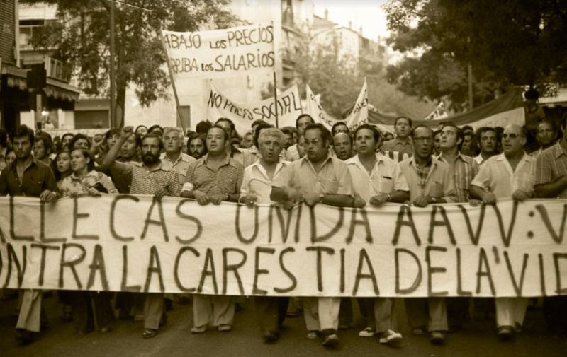 Manifestación contra la carestía de la vida en 1977. "Abajo los precios, arriba los salarios".
