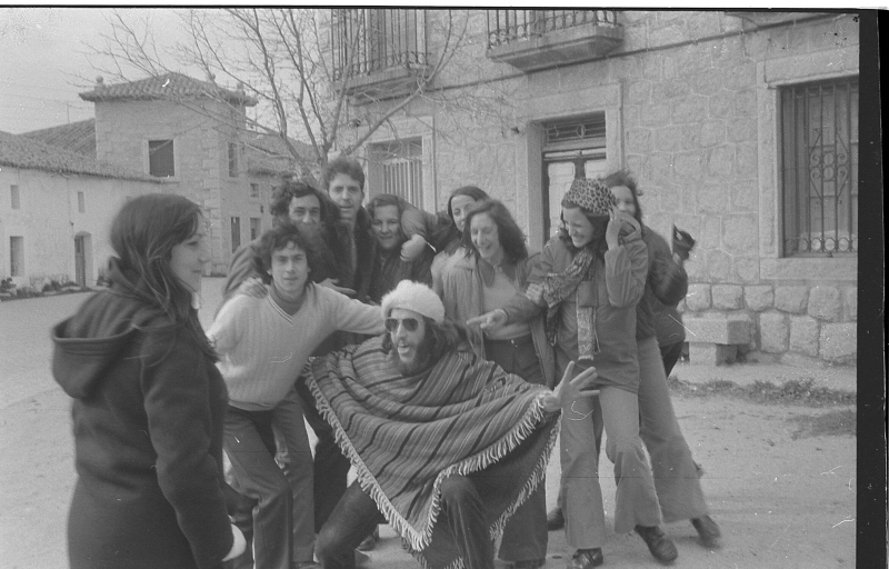 El cantautor Luis Pastor posa con poncho para una foto en 1973. 