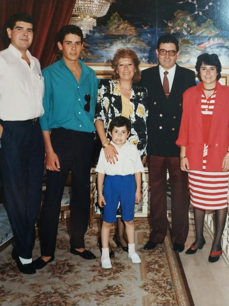 David —con camisa verde— junto a sus padres y su hermano pequeño, meses antes del accidente que acabó con la vida de los primeros.