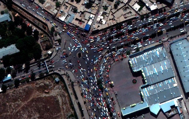Imagen de satélite que muestra las aglomeraciones en las afueras del aeropuerto de Kabul, la capital afgana. 
