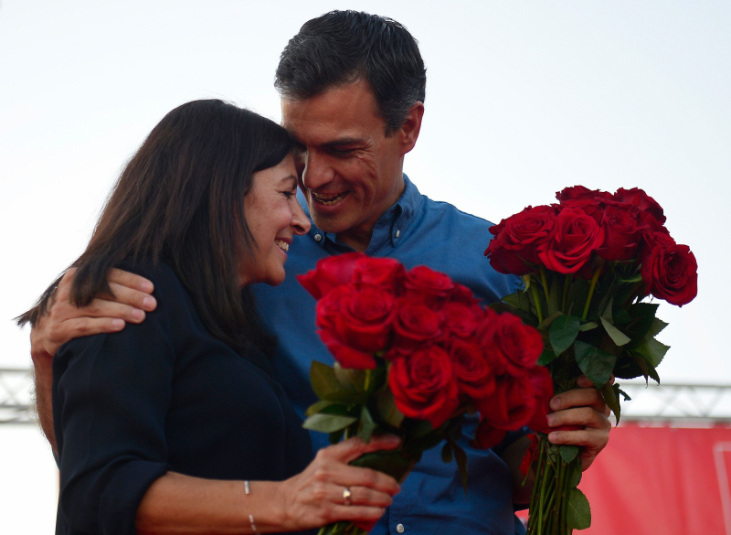 Anne Hidalgo y Pedro Sánchez, en un acto electoral en Sevilla, en 2017.  
