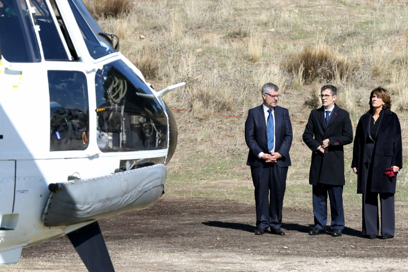 Oliver, Bolaños y Delgado, junto al helicóptero en la exhumación de Franco
