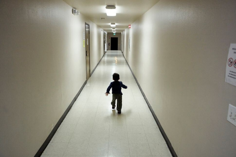 En esta foto de 2018, un niño refugiado de Centroamérica corre por el pasillo de un refugio de San Diego tras ser trasladado desde un centro de detención de inmigrantes. La Administración Trump ha separado a miles de ...