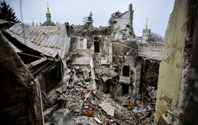 El teatro de Mariupol (Ucrania) que fue bombardeado el pasado 16 de marzo, en una imagen tomada el 12 de abril de 2022.