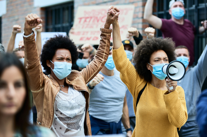 Dos mujeres afroamericanas participando en una manifestación contra el supremacismo blanco en EEUU.