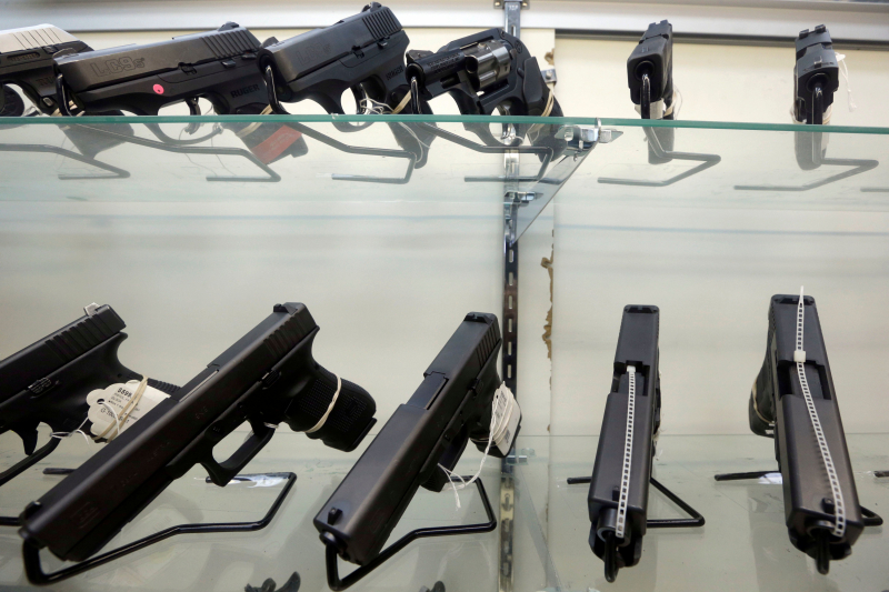 Pistolas en una tienda de armas de fuego en Miami, Florida.