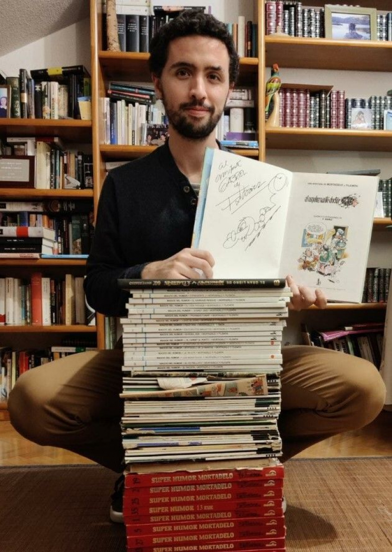 Gabriel Pérez posa con su colección de cómics de 'Mortadelo y Filemón'.