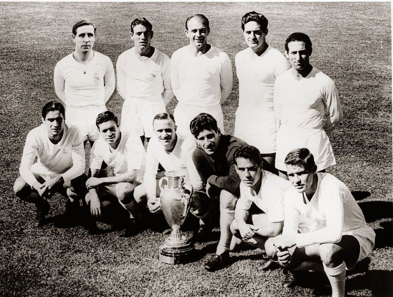 Los imborrables años 50: De pie, de izda. a dcha. Kopa, Mateos, Di Stéfano, Rial, Gento; agachados, Marquitos, Santiesteban, Santamaría, Domínguez, Zárraga y Antonio Ruiz.