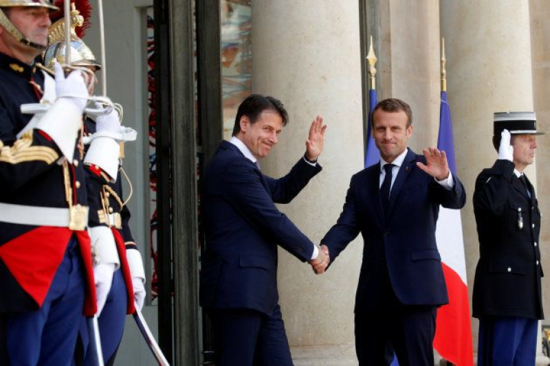 El presidente francés, Emmanuel Macron, recibe en el Eliseo al primer ministro italiano, Giuseppe Conte.