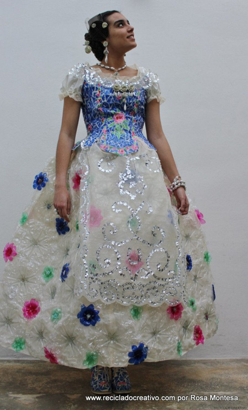 Este vestido de fallera está hecho con 180 botellas de plástico y 30  cápsulas de café (FOTOS)