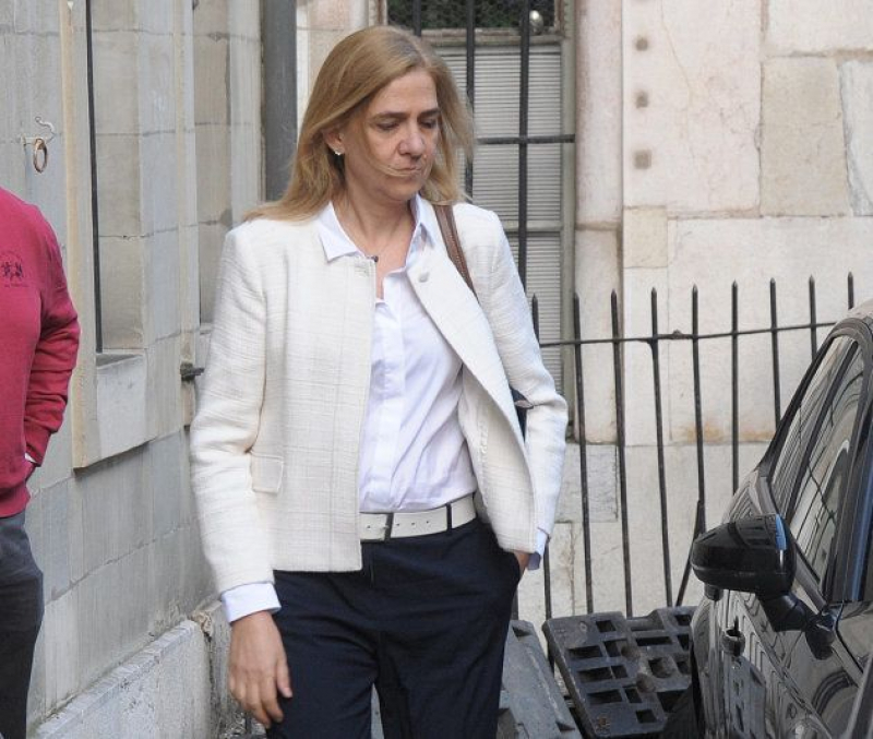 Cristina de Borbón sale de su domicilio este martes, tras conocer la sentencia del Supremo