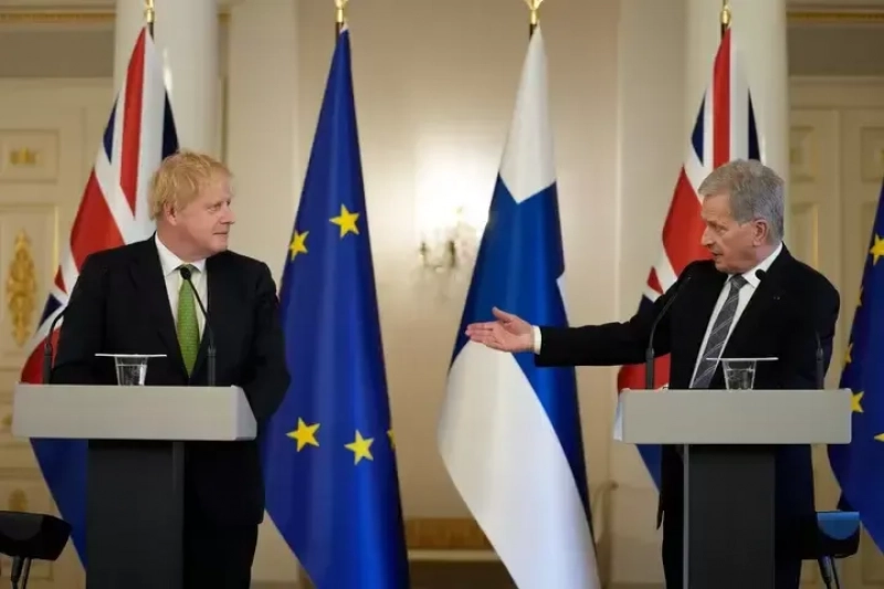 Boris Johnson (primer ministro británico) y el presidente finlandés Sauli Niinisto dan una rueda de prensa en el palacio presidencial de Helsinki, Finlandia.