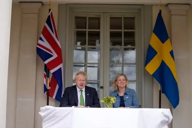 Boris Johnson (primer ministro británico) y Magdalena Andersson (primera ministra sueca) firman un acuerdo de seguridad en Suecia.