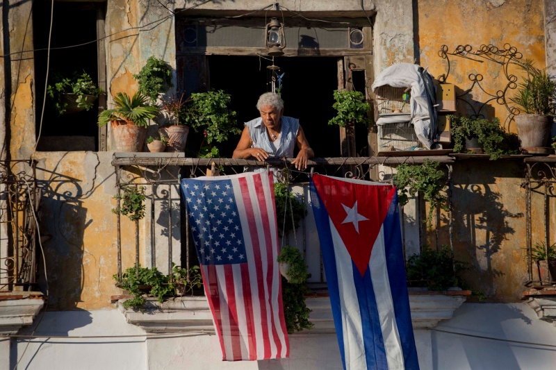 Un hombre se asoma al balcón de su casa de La Habana, cuando Cuba esperaba la visita de Barack Obama, en 2016.