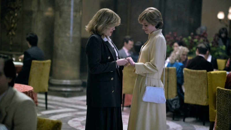 Camilla Parker Bowles (Emerald Fennell) y la princesa Diana (Emma Corrin), en 'The Crown' (Netflix).
