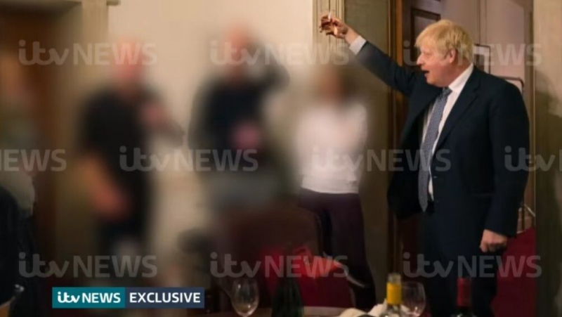 Boris Johnson durante una fiesta en una fotografía filtrada por 'ITS News'.