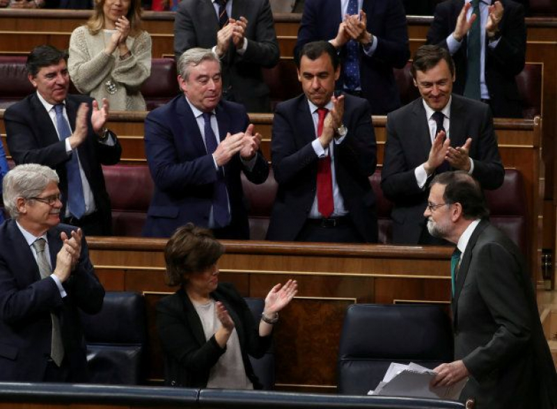 Rajoy recibe los aplausos de la bancada popular.
