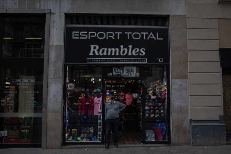 Una tienda de recuerdos en Barcelona, sin clientes en noviembre 2020.