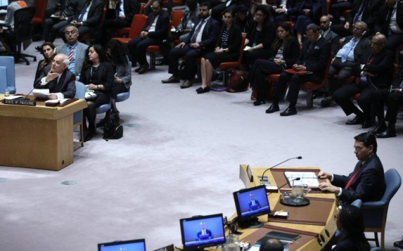 El embajador palestino en la ONU, Riyad Mansour, señala a sus homólogo israeli,  Danni Danon, durante la sesión del Consejo.