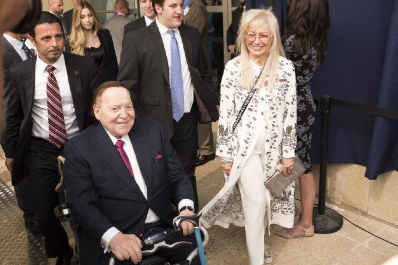 Sheldon Adelson llega junto a su mujer a la ceremonia.