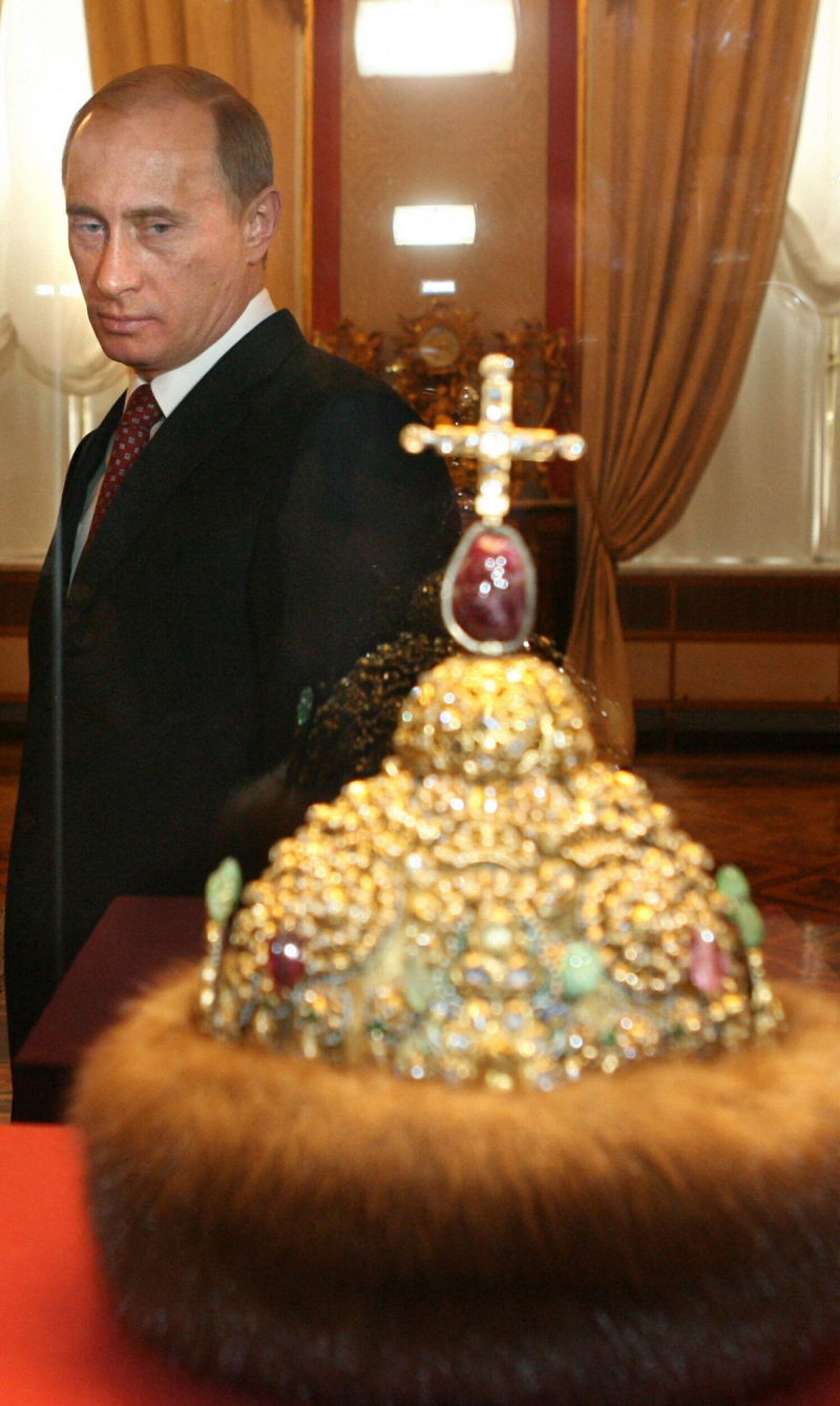Vladimir Putin mira y remira la corona de Pedro el Grande expuesta en los Museos del Kremlin, en su 200º aniversario, en 2006.