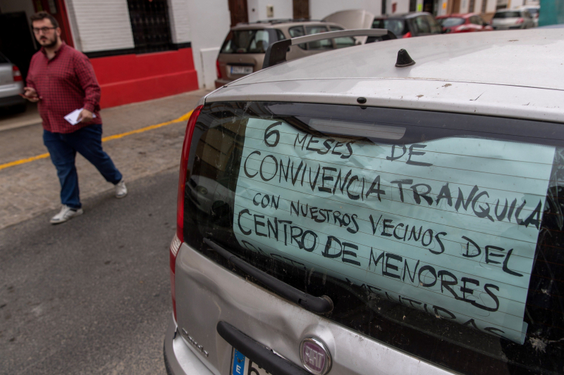 Carteles de los vecinos en favor de los 'menas'.