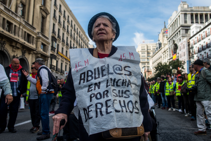 Una mujer se manifiesta en el centro de Madrid por las pensiones públicas.